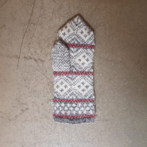 sticka stickning vantar kit materialsats svensk hemslöjd traditionell ull garn