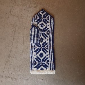 sticka stickning vantar kit materialsats svensk hemslöjd traditionell ull garn