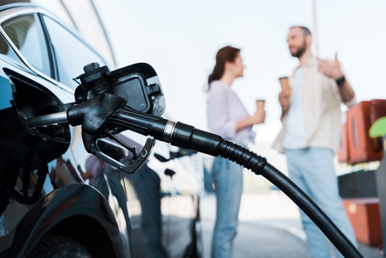 انخفاض أسعار الوقود في السويد والبنزين يهبط دون 19 كرونة