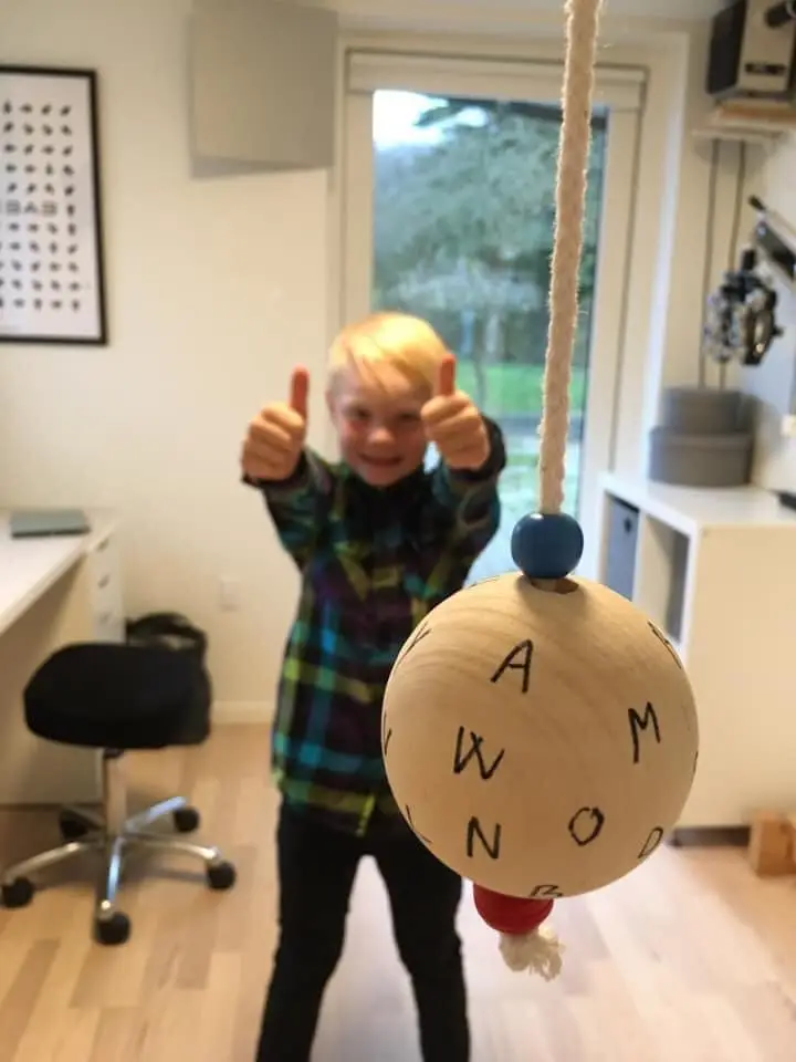 Dreng laver øvelse med bold