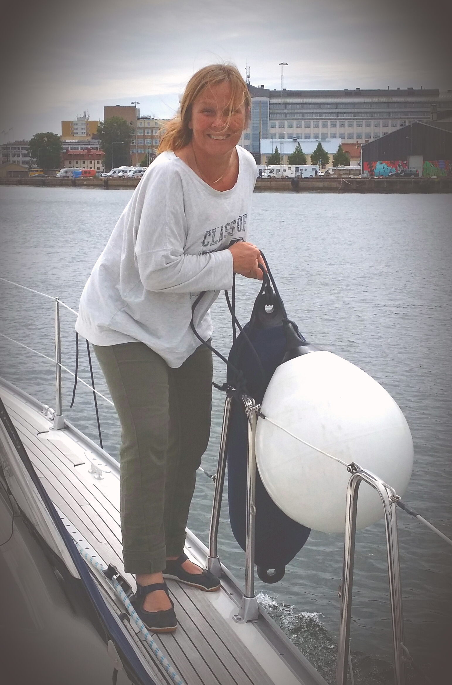 Tiina fixar med fendrar ombord på SY Sofia