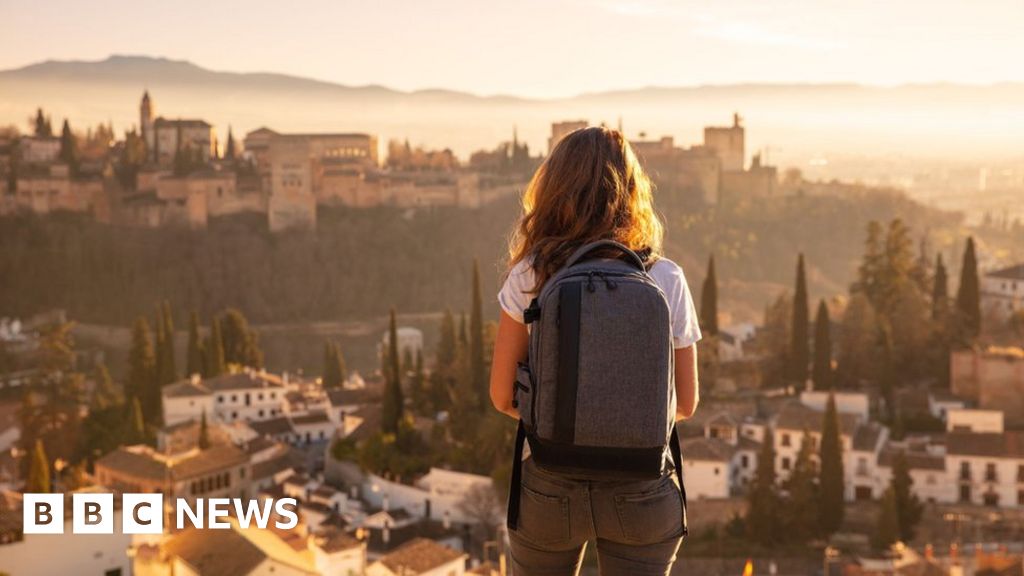 Airbnb bookings hit record high as travel recovers – BBC