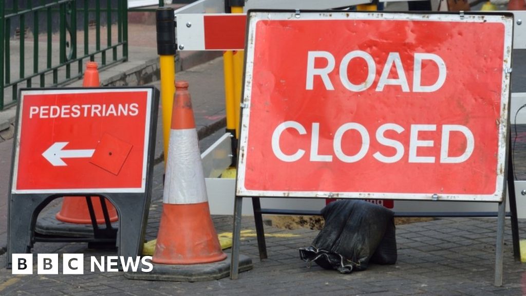 West Berkshire Council reopens crossroads after traffic 'chaos' – BBC