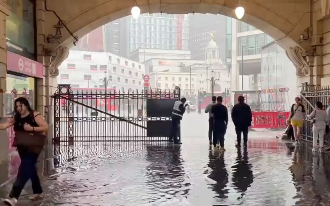 London Victoria station UNDERWATER: Travel chaos as flash floods engulf city – VIDEO | UK | News