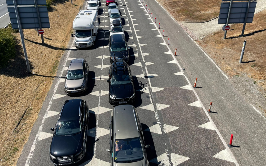 Traffic news – UK updates: Travellers try to avoid typical Eurotunnel route; scene at Dover pictured; more than 200 miles of traffic processed | UK News