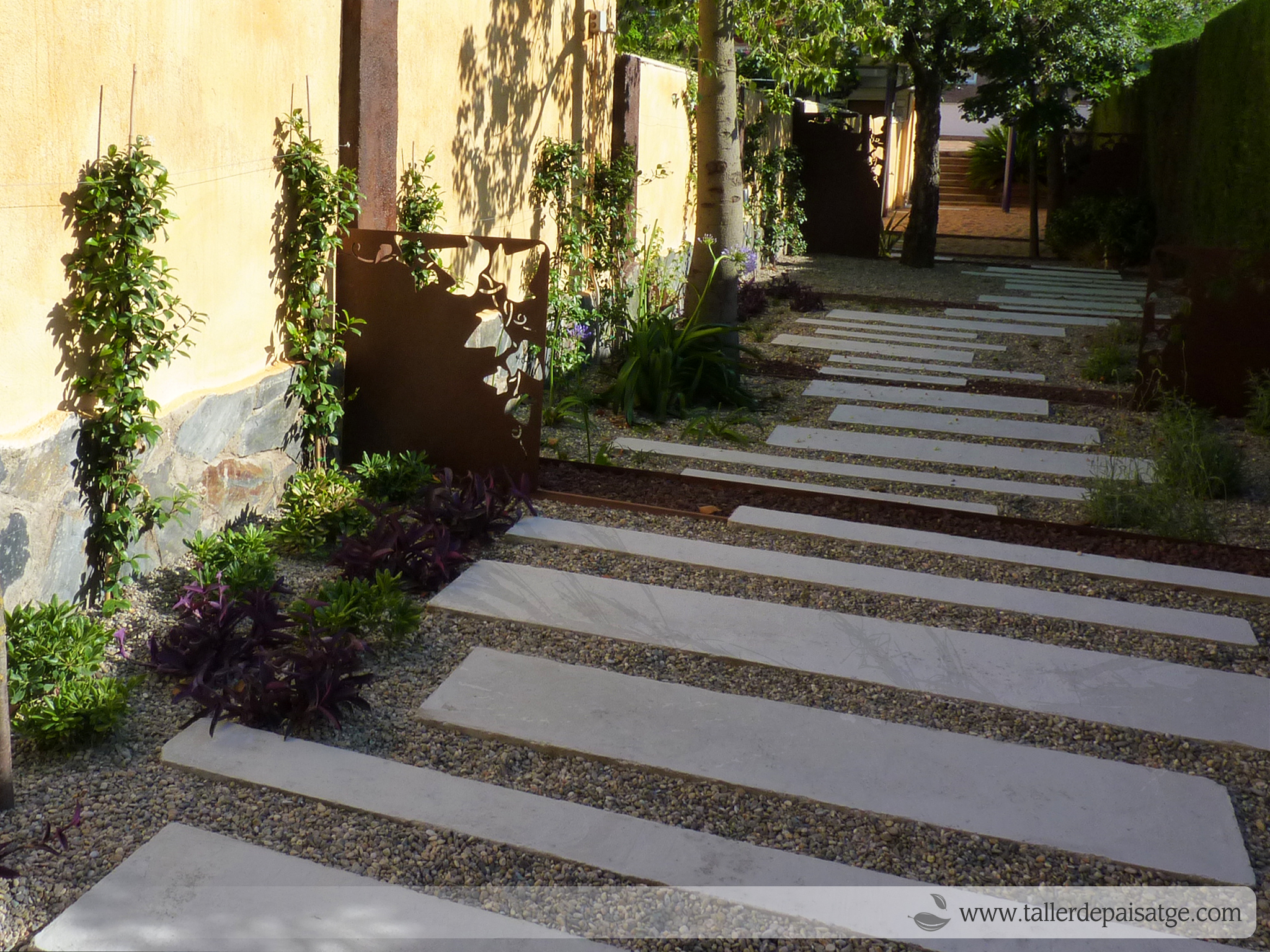 lloses de formigó al jardí