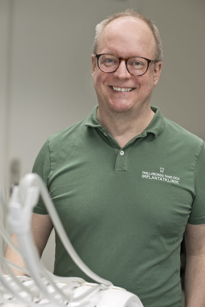 Anders Wagner, tandläkare på Trelleborgs Tand & Implantatklinik i behandlingsrum