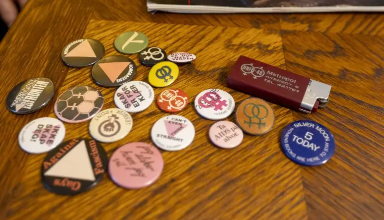 Forskjellige buttons med lesbisk/homofilt budskap og en originallighter fra Metropol.