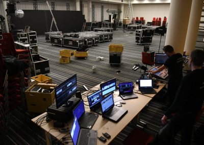 AV-teknikere opstiller av-udstyr til møde i København