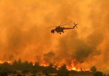 een-helikopter-boven-een-grote-bosbrand