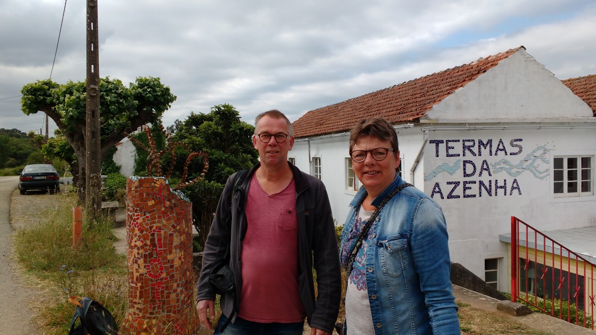 um-casal-emfrente-das-Termas-da-Azenha