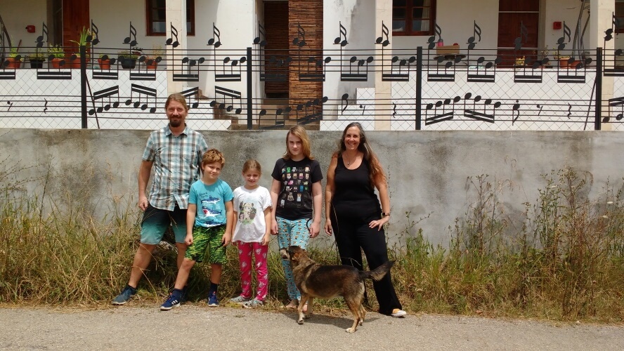 the whole family in front of Casa Palmeira