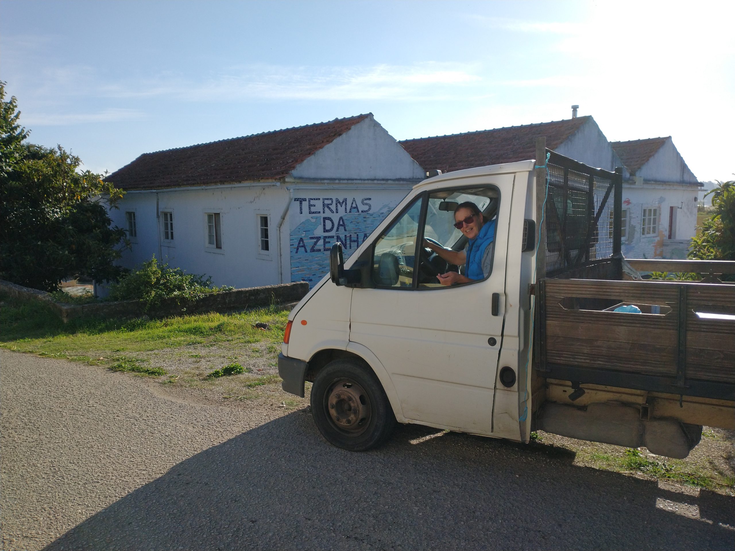 transportar a madeira para casa na carrinha da serração