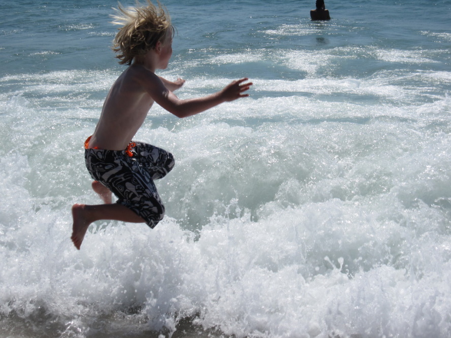 praia_um-menino-salta-nas-ondas