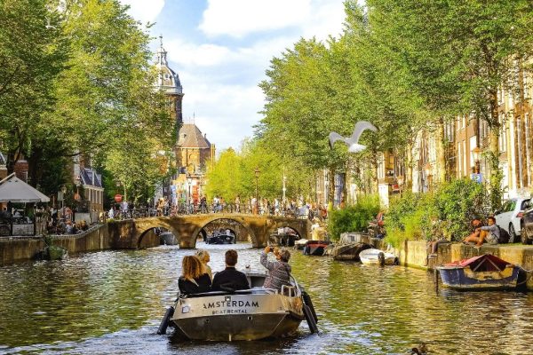 Toeristen maken een boottocht op de kanalen in Amsterdam. Toeristen maken een boottocht op de kanalen in Amsterdam.