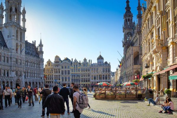 De Grote Markt van Brussel op een zonnige dag. De Grote Markt van Brussel op een zonnige dag.