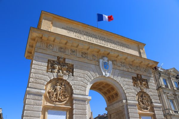 montpellier-nathan-cima--aL_I_6i6q8-unsplash_1920 Porte du Peyrou in Montpellier op een zonnige dag.