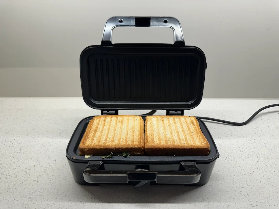 Sam Cook toastjern åpnet med ferdig toast 3