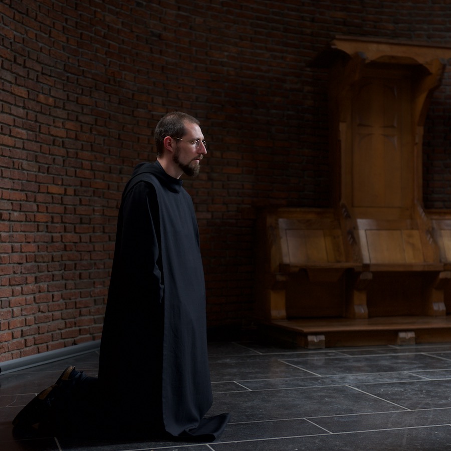 Novice Broeder Michael in abdij van Egmond - Kapel bidden