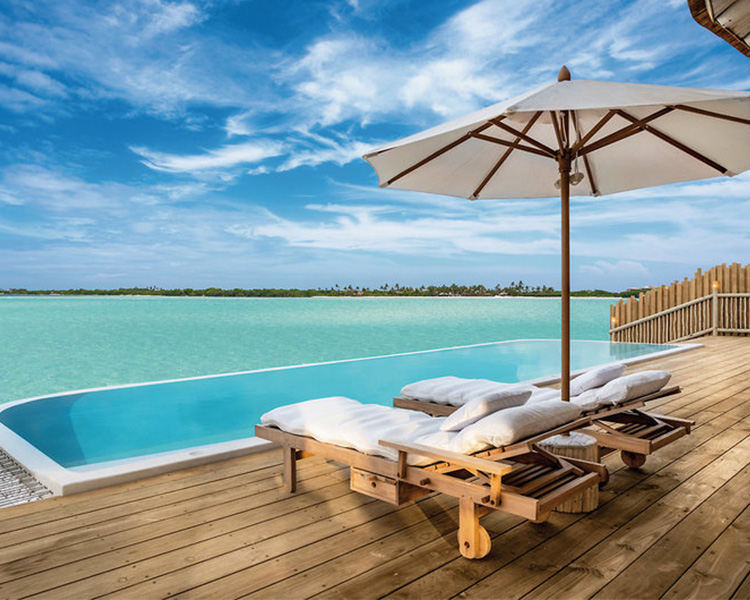 750x600-SonevaJani_Maldives_0005_malediven-soneva-jani-resort-von-der-terrasse-auf-den-ozean-blicken