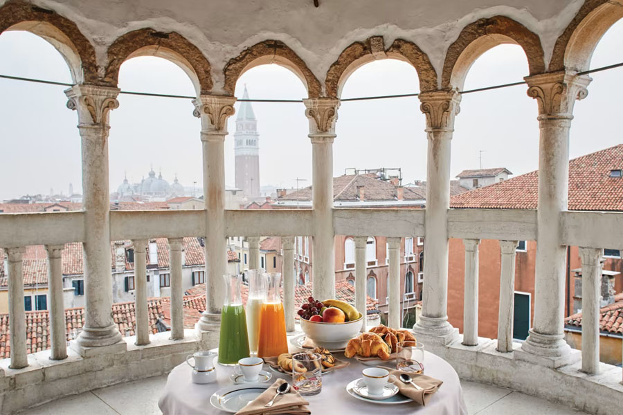 900x600-Belmond-Cipriani-Italy_0002_cip-lei-activity-breakfast-scala-del-bovolo01.jpg