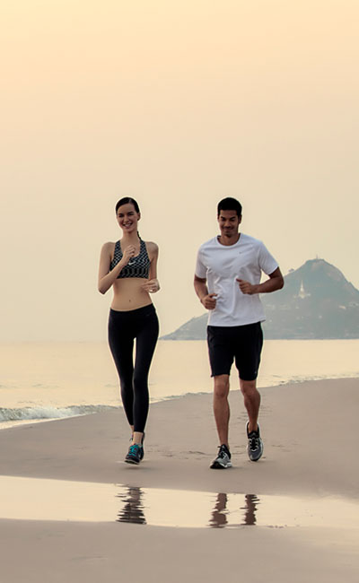 400x650-wellness-mobile-Chiva-Som-Vietnam_0007_Chiva-Som Hua Hin_Morning Beach Run.jpg