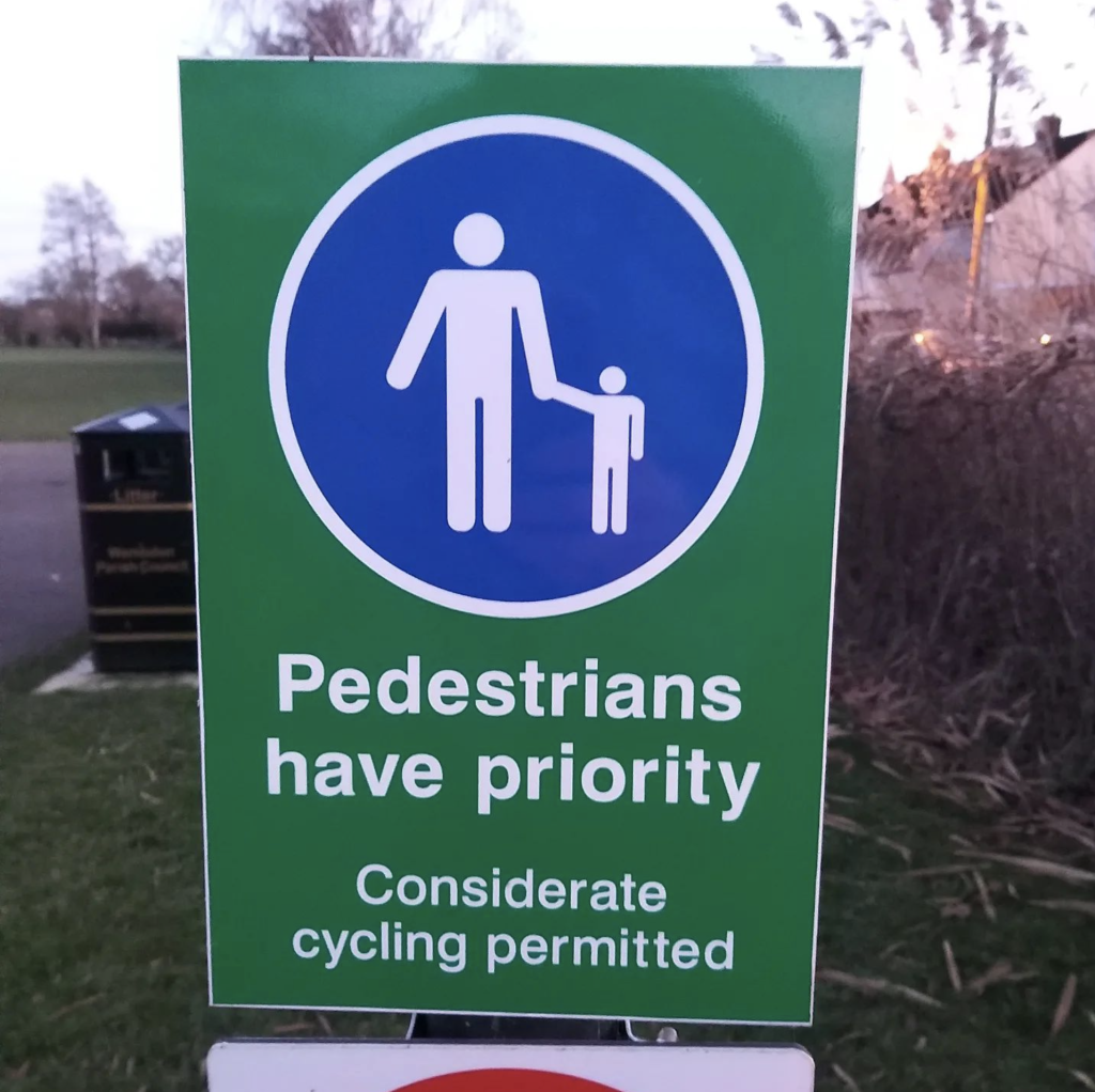 sign indicating that pedestrians have priority over cyclists