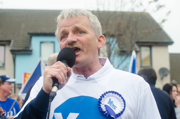 Yes activist Derek Durkin lead the march through Craigmillar, calling for residents to vote for independence.