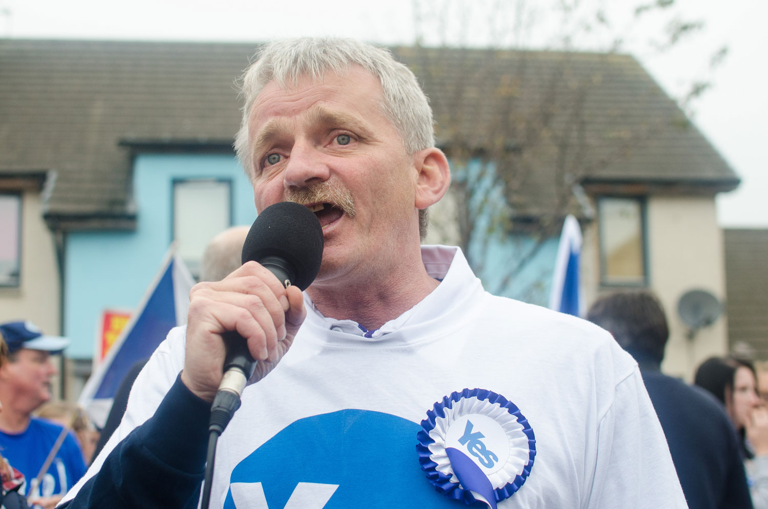 Yes activist Derek Durkin lead the march through Craigmillar, calling for residents to vote for independence.