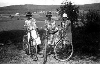 Shorter dresses with lower waistlines and flared skirts became commonplace by the end of the decade. Credit: Gösta & Edvin Storm