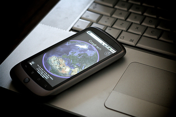 Android phone on a laptop (Photo: Johan Larsson / Flickr)