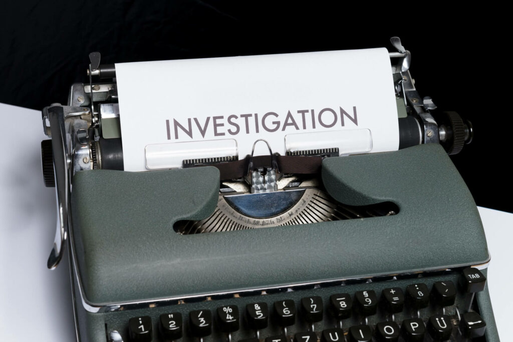 Typemachine met een papier met de tekst 'Investigation' op want "Heb ik wel de juiste kat?"