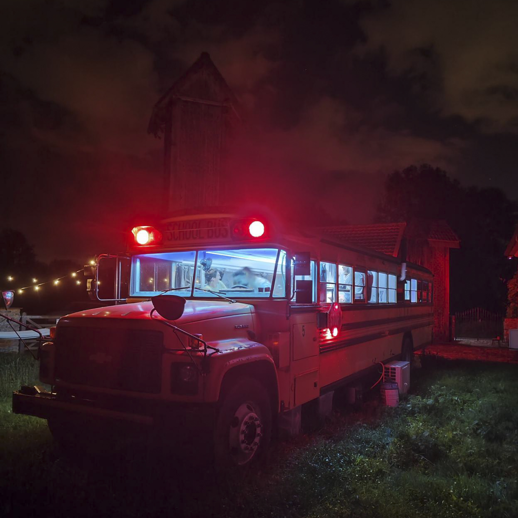Schoolbus phares de nuit