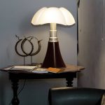 Høyderegulerbar bordlampe PIPISTRELLO, brun