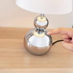 Hvit bordlampe i tekstil Andor med fot i krom