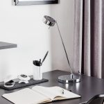 LED-bordlampe Elegance med to dreieledd, krom