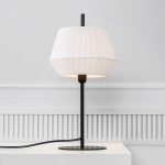 Bordlampe Dicte, håndbundet skjerm, hvit