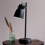 Gulvlampe Adrian av metall, svart