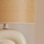 Haze bordlampe, keramikk, tekstilskjerm, beige