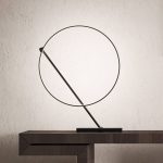 Kundalini Poise LED-bordlampe, dimbar, roterbar