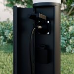 Lucande LED-sokkellampe Corban, dør, 2 stikkontakter, aluminium
