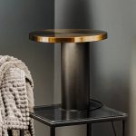 Oluce Cylinda LED-bordlampe i svart-gull
