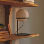 Wilson bordlampe, metall, svart, kuleformet skjerm i glass