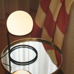 Wilson bordlampe, metall, svart, kuleformet skjerm i glass