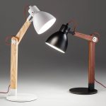 Bordlampe Svea av tre, hvit/ask