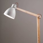 Bordlampe Svea av tre, hvit/ask