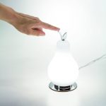 Wilma LED-bordlampe, messing/hvit, pæreformet, dimbar