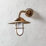 Antikk utend⌀rs vegglampe med gitter, frostet glass