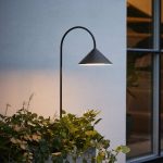 FRANDSEN lampe med jordspyd Grasp, svart, h⌀yde 82 cm