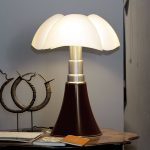 H⌀yderegulerbar bordlampe PIPISTRELLO, brun
